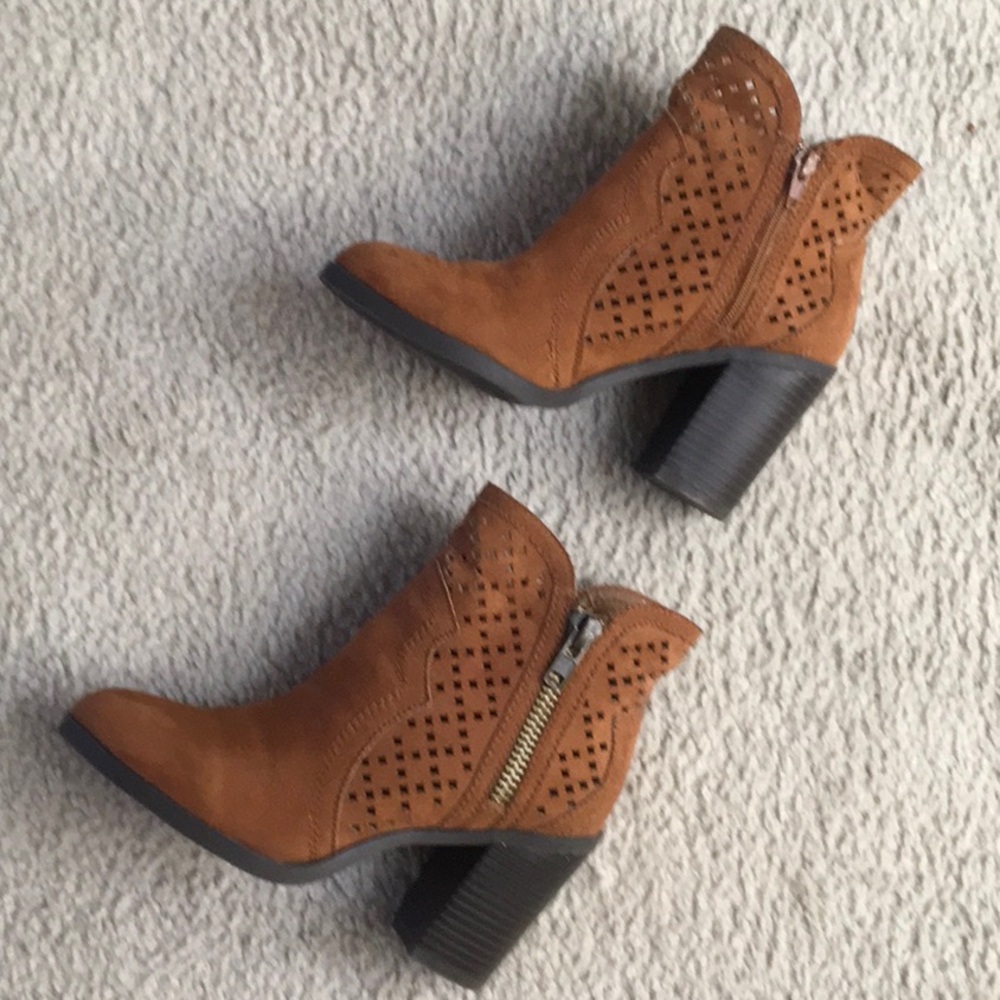 BAMBOO/“CARAMEL COGNAC”CUT OUT DOUBLE ZIPPER ANKLE BOOTS/ NEW